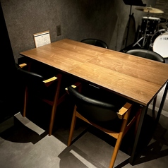 ライブステージ前の4人掛けテーブル。