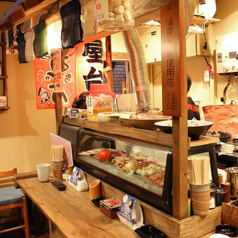 調理の様子を目の前で楽しめるカウンター席は、ライブ感満載の特等席♪気さくなスタッフとの会話を楽しんだり、しっぽりと一人でお酒を嗜んだりと、思い思いの時間をお楽しみいただけます。