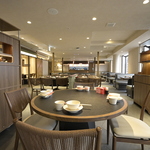 最大112名様まで収容可能な広々としたフロアは、洗練されたモダンな空間で大人数の宴会に最適です。