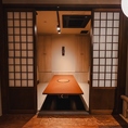 6名～8名様用の完全個室で、掘り炬燵を囲んで特別なひとときをお過ごしいただけます。落ち着いた雰囲気で、周りを気にせずリラックスできるのが魅力です。掘り炬燵の温もりが心地よく、ゆったりとした時間を過ごせます。プライベート感溢れるこの空間で、仲間との大切な時間をお楽しみください。