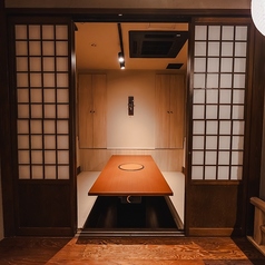 6名~8名様用の完全個室で、掘り炬燵を囲んで特別なひとときをお過ごしいただけます。落ち着いた雰囲気で、周りを気にせずリラックスできるのが魅力です。掘り炬燵の温もりが心地よく、ゆったりとした時間を過ごせます。プライベート感溢れるこの空間で、仲間との大切な時間をお楽しみください。