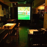 大迫力の大型スクリーン完備！スポーツ観戦はや貸切宴会のサプライズ演出にDVD等も上映できる♪