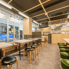 入り口付近の片側ベンチタイプのテーブル席!