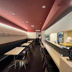 ハシゴダカは30名を上限に店内貸し切り可能です。ソファー席に詰めると32名までは対応可能になります。