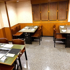 本館2F奥◆11名～14名様。3つのテーブルに分かれたお席となります。