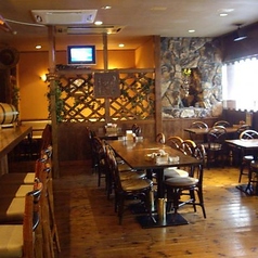 最大90名様まで収容可能な広々とした店内は貸切利用もOK！大人数の会社宴会や結婚式の二次会にもぴったりです◎