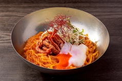炙りユッケ風の旨辛ビビン冷麺