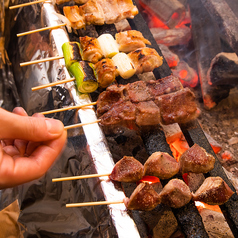 自慢の炭火で焼き上げる！