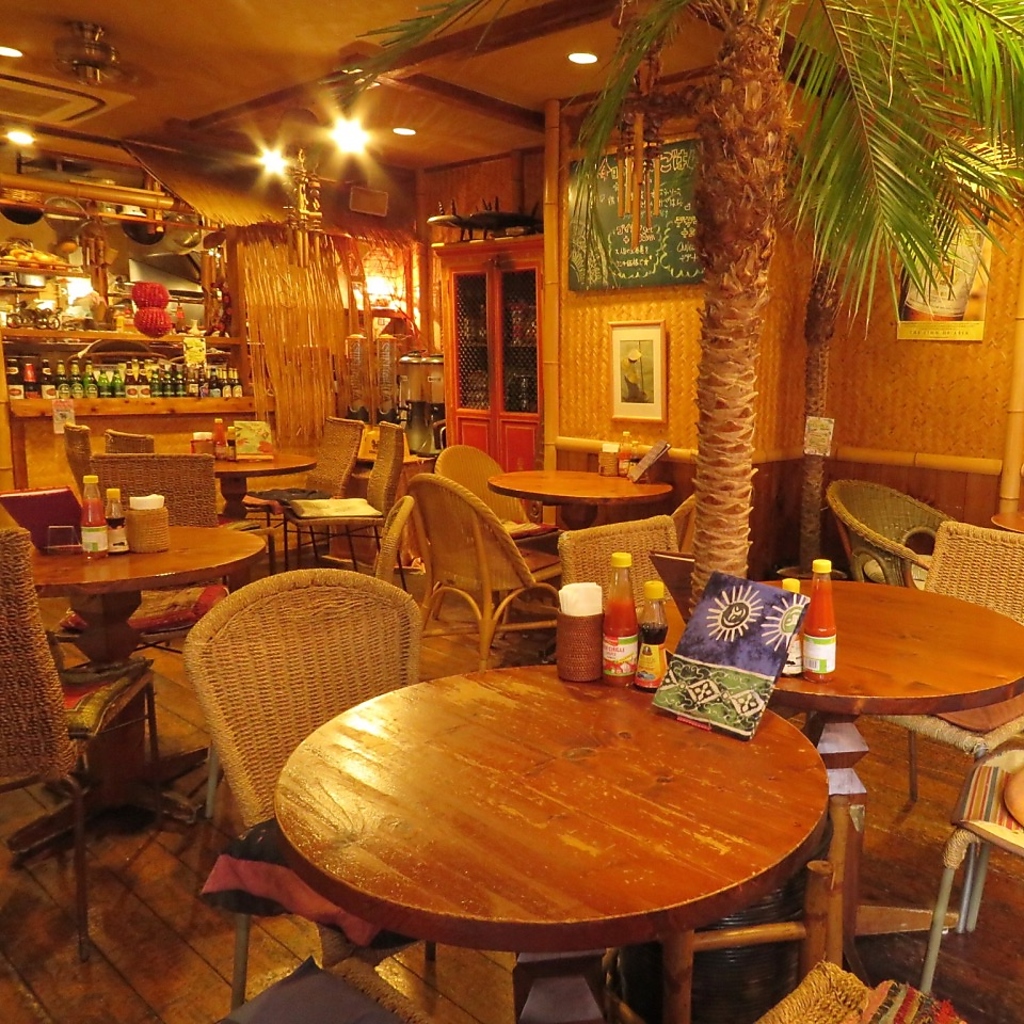 広々としたテーブル席をご用意。本場アジアさながらの雰囲気。リラックスしてお過ごしいただけます♪