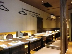 1階には6名様掛けのテーブルを2卓ご用意しております。地元の仲間と集まって、わいわいと楽しい時間を過ごすのに最適なテーブル席や掘りごたつ席がございます。美味しい料理と豊富なお酒で、思い出に残るひとときを演出します◎