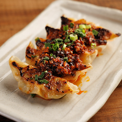 食べる辣油餃子