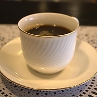 日替わりランチと香り高いコーヒーの贅沢な組み合わせ