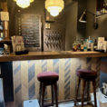 タップやタンクを眺めながら、こだわりのクラフトビールを楽しめる大人の店内。