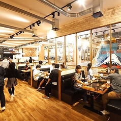 両側ソファーのBOX席を多数完備。通路が広いのでベビーカーでの入店もOK！貸切に関してはお気軽のご相談ください。