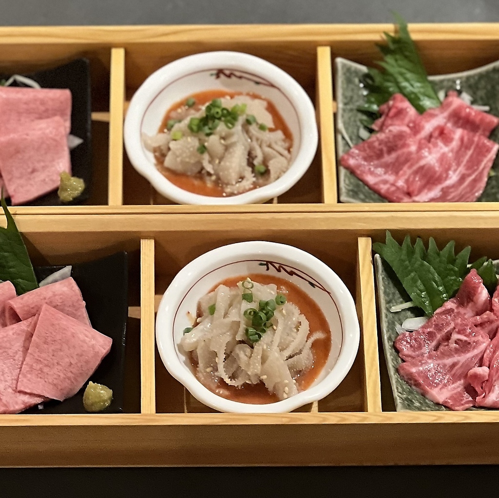 鮮度自慢の【肉刺し三種盛】◎焼肉居酒屋ならではの豊富なレパートリーで、お酒が進みます！