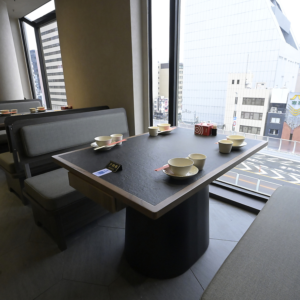 大きな窓から難波の街並みを一望できるお席は、都会の景色を眺めながら贅沢な時間を過ごせます。