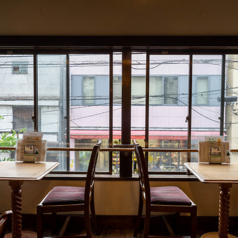 大きな窓が特徴で、ウッド調の温かな雰囲気の店内は、ご友人やカップルでもご利用いただける空間。