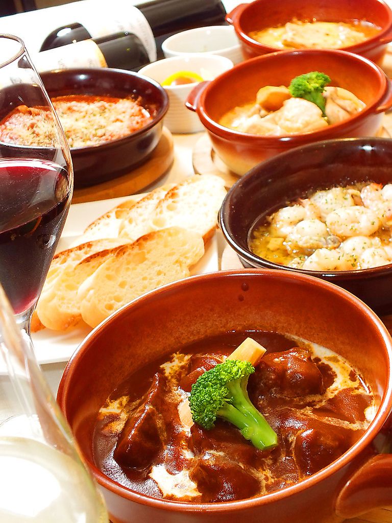 愛情と手間暇をかけた自慢の煮込み料理♪食材のコクと旨味たっぷりの人気メニューです