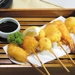 ビールにぴったり！だるま本舗自慢の串カツ◎盛合せもございますので何を注文するか悩んだ際には是非