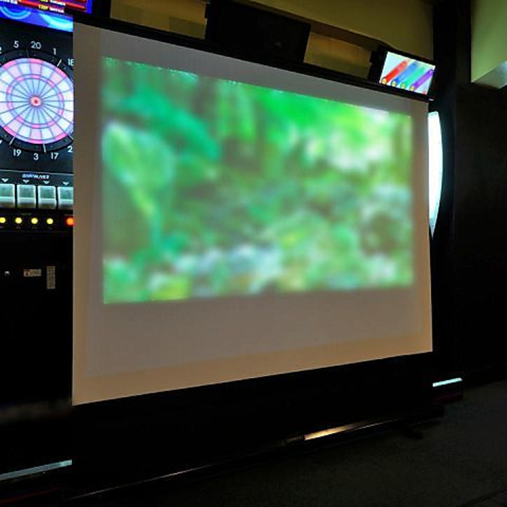 90インチの大型スクリーン＆プロジェクター、マイクなど設備を完備◎店内はいつも大盛り上がり♪