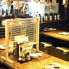 【テーブル席：4名様×3卓】最大12名様までOK！同僚との飲み会にぴったり。やわらかな灯りと木の温もりが心地よいレトロな雰囲気のテーブル席を完備◎最大12名様までご利用いただけるお席は、同僚との飲み会はもちろん、二次会や三次会にも最適です。ゆったりとした空間で会話を楽しみながら、ひとときをお過ごしください。