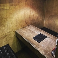 プライベート感◎ゆったり寛げるソファーの半個室席♪