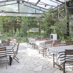 2名様掛けを5卓、4名様掛けを4卓ご用意しております。