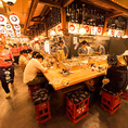 【ほっとするひとときを◎】焼きたて餃子を囲み、会話も箸も止まらない楽しいひとときを過ごせるテーブル席。さらに、もつ鍋の湯気に包まれた温かみのある空間で、気取らずゆったりとお寛ぎいただけます。仲間との語らいや、ほっと一息つきたい時にもぴったりです♪お腹も心も満たされる、楽しいひとときをご堪能ください。