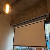 プロジェクターとマイクを完備しております。各種ご宴会や、二次会などに◎