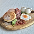 料理メニュー写真&nbsp;【SAVORY PANCAKE PLATE】ベーコンエッグとメイプルバターパンケーキ(Single Item)