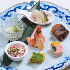 色とりどりの食材を使用した前菜盛り合わせ。