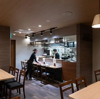 落ち着いた照明が灯る広々テーブル席で、至福のひと時を