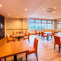 窓からの景観をお楽しみいただきながら、旬の味覚とともにくつろぎの時間をお過ごしいただけます。お祝いや記念日にもおすすめです。