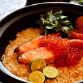 料理メニュー写真&nbsp;鮭といくらの親子釜めし