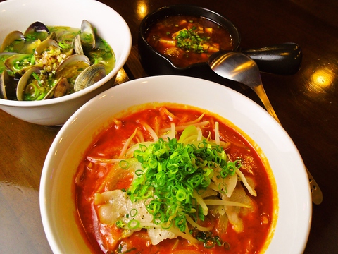 評判の料理、有名なプロのライブ、美容と健康にも良い本格四川料理を堪能できる。