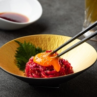 まずはこれ！黒毛和牛の濃厚ユッケ