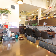 吹き抜けで開放感あふれる空間に、最大12名様までご利用いただけるテーブル席をご用意しました。歓送迎会や各種パーティーなど、幅広いシーンで本場の味を気軽に楽しめます。大人数での集まりに最適な広々とした空間で、思い出に残るひとときをお過ごしください。