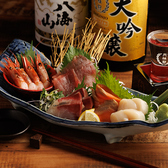 【産地直送の鮮魚！多彩なスタイルで味わえる逸品】毎朝届く新鮮な魚介を使ったお刺身5点盛りは、雲丹醤油でちょっと贅沢な味わいに！その他にも、塩焼きや煮付け、カルパッチョなど、魚介の旨みをしっかり引き出した自慢の料理をご用意しております！