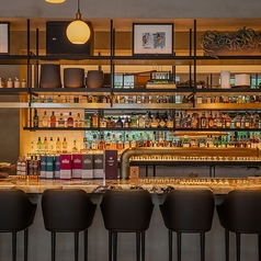 13mの大理石が象徴的なバーカウンター。全国からセレクトした国産クラフトビールと旬のフルーツを使用したカクテルをお楽しみください。