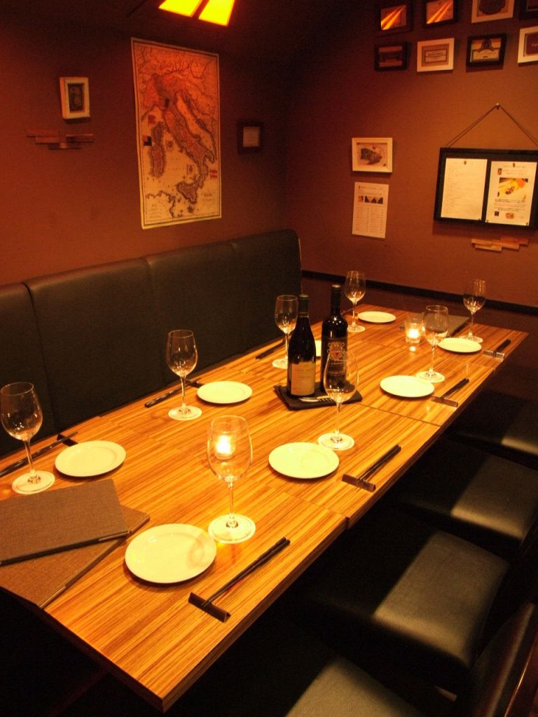 落ち着いた照明の中で友達の結婚祝いや誕生日会など少人数様からの貸切使いもOK♪