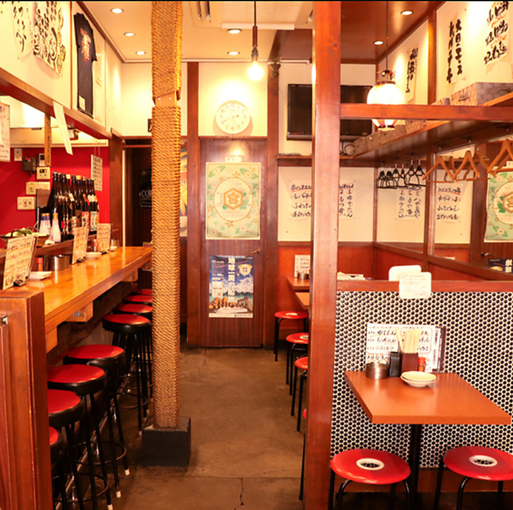 カウンター席、テーブル席あり！温もりを感じる空間で、仲間と共に特別なひとときを楽しみませんか？