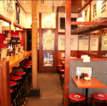 カウンター席、テーブル席あり！温もりを感じる空間で、仲間と共に特別なひとときを楽しみませんか？