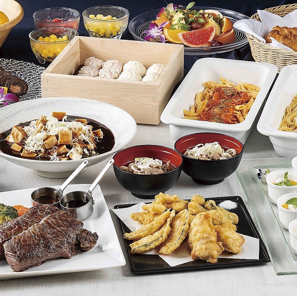 ディナービュッフェ　各月ごとに変わるフェアメニューをビュッフェ形式でご用意しております