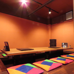 4名様用と10名様用の全2部屋をご用意。接待や記念日など、周囲を気にせず落ち着いて食事を楽しみたい大切なシーンに最適です。人気のお席ですので、お早めのご予約がおすすめです。