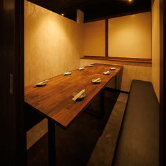5~8名様向けの和モダン個室!周囲を気にせず楽しめるので、会社宴会や接待、グループ飲み会にもピッタリ!シンプルながらも心地よい空間で、ゆっくりとした時間をお過ごしいただけます!