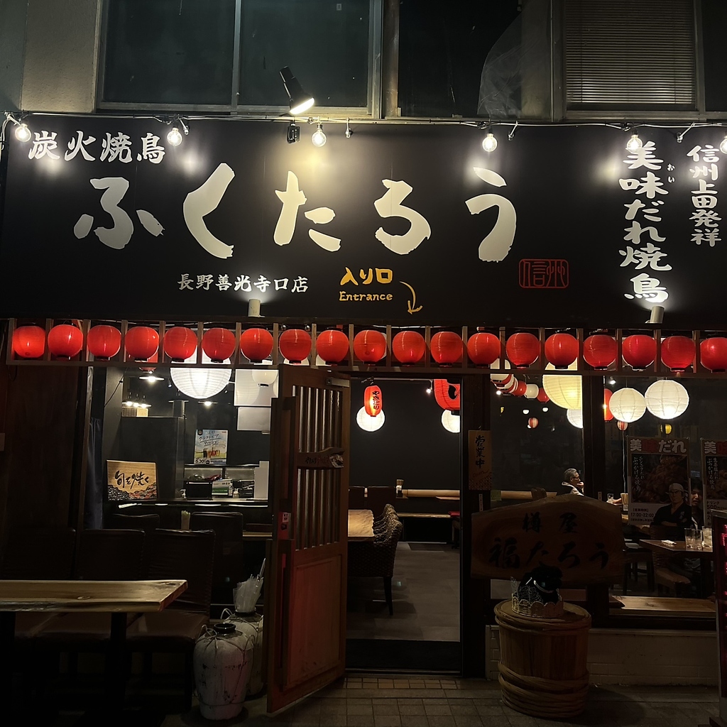火の香り漂う店内で焼鳥と地酒をゆったり楽しめる居心地の良い空間です
