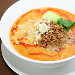 香り豊かな胡麻醤を自慢のスープと麺にあわせ、自家製ラー油でピリ辛に仕上げました！