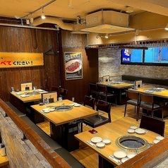 【最大24名様までご利用可能】開放的かつ居心地の良い席や掘りごたつ席、またお気軽に立ち寄れるテーブル席など種類豊富なお席をご用意しております！貸切宴会も承っておりますので、人数や予算などお気軽にお問い合わせください。※画像は系列店です。