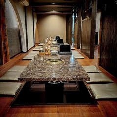 最大28名まで利用できる2階の宴会席。落ち着いた照明と大理石調テーブルが、上質な雰囲気を演出。接待や会社宴会に最適な特別空間です。