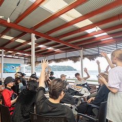 「ルアナハレ」は団体貸切もOK!目の前に広がるオーシャンビューをひとりじめできる贅沢空間は、会社の打ち上げや友達とのパーティーにぴったり。BBQもドリンクも充実で、盛り上がること間違いなし!人数やシーンに合わせたプラン提案もできるので、気軽にご相談ください!思い出は“貸切ルアナ”で決まり!